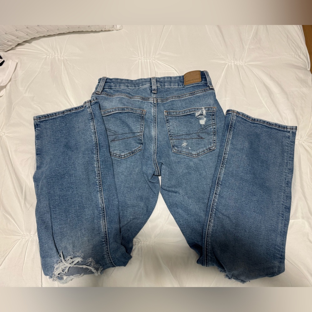 American Eagle Curvy Straight Jeans – Medium Wash Distressed
